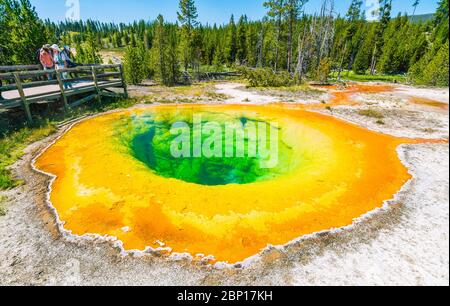 Morgen Glory Pool Geysir am Morgen, Yellowstone Nationalpark, Wyoming.us a. Stockfoto