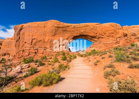 Nordfenster Bogen an sonnigen Tag, Arches Nationalpark, Utah, usa. Stockfoto