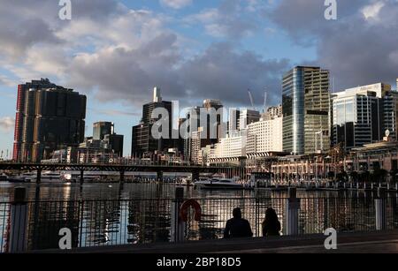 Sydney, Australien. Mai 2020. Am 17. Mai 2020 besuchen die Menschen den Darling Harbour in Sydney, Australien. Sydney begann, einige COVID-19 Einschränkungen ab Mai 15 zu erleichtern, so dass die Menschen zu einigen Stränden, Pubs und Restaurants für Freizeitaktivitäten gehen. Kredit: Bai Xuefei/Xinhua/Alamy Live News Stockfoto