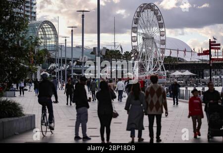 Sydney, Australien. Mai 2020. Am 17. Mai 2020 besuchen die Menschen den Darling Harbour in Sydney, Australien. Sydney begann, einige COVID-19 Einschränkungen ab Mai 15 zu erleichtern, so dass die Menschen zu einigen Stränden, Pubs und Restaurants für Freizeitaktivitäten gehen. Kredit: Bai Xuefei/Xinhua/Alamy Live News Stockfoto