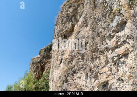 Riesige Klippe über dem Ohridsee in Nordmakedonien. August 2019 Stockfoto