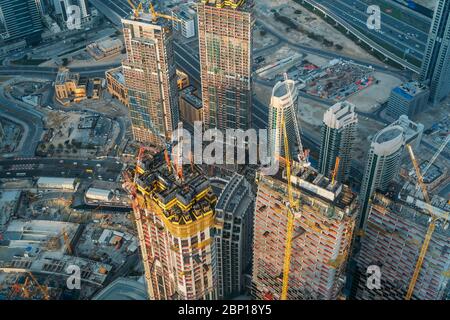 Moderne Baustellen von Hochhausbauten in Dubai, Blick von oben. Stockfoto