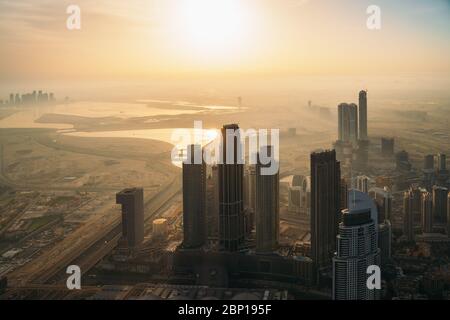 Schöner Sonnenaufgang über der Skyline von Dubai, Vereinigte Arabische Emirate, Panoramablick vom Burj Khalifa. Stockfoto