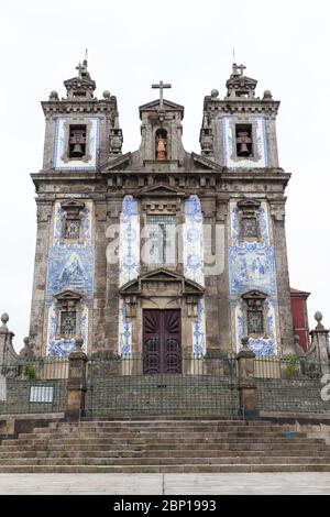 PORTO, PORTUGAL - 26. FEBRUAR 2017: Kirche des heiligen Ildefonso, Igreja Paroquial de Santo Ildefonso in Porto Stockfoto