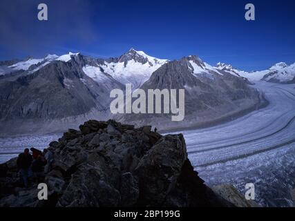 Der Aletschgletscher, der größte Gletscher der europäischen Alpen, vom Gipfel des Eggishorns im Schweizer Wallis aus gesehen. Kredit: Malcolm Park/Alamy. Stockfoto