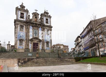 PORTO, PORTUGAL - 26. FEBRUAR 2017: Kirche des heiligen Ildefonso, Igreja Paroquial de Santo Ildefonso in Porto Stockfoto