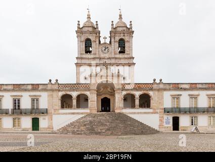 Das barocke Igreja de Nossa Senhora da Nazaré aus dem 17. Jahrhundert in Portugal, dekoriert mit attraktiven holländischen Azulejos Stockfoto