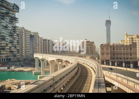 Blick von der modernen Einschienenbahn nach Palm Jumeirah, Dubai, VAE. Stockfoto