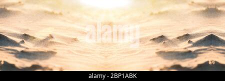 Abstrakter Sandhintergrund. Sandiger Wind bei Sonnenuntergang. Wüste. Stockfoto