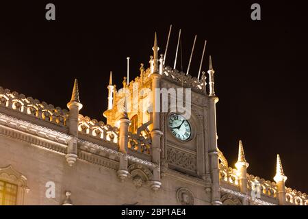 Nachtansicht der Fassade des Rossio-Bahnhofs in Lissabon, Portugal. Ehemaliger Hauptbahnhof, der Lissabon mit der Region Sintra verbindet Stockfoto