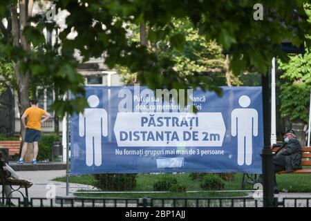 Bukarest, Rumänien - 16. Mai 2020: Menschen in einem Park am zweiten Tag der Entspannung der Maßnahmen der Behörden gegen die COVID-19 pande Stockfoto