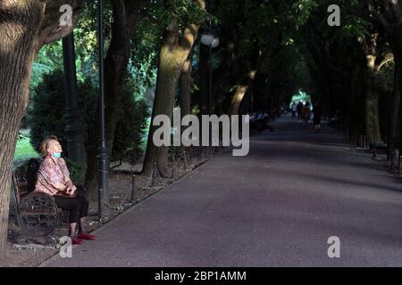 Bukarest, Rumänien - 16. Mai 2020: Menschen im Cismigiu Park am zweiten Tag der Lockerung der Maßnahmen der Behörden gegen die COVID-1 Stockfoto