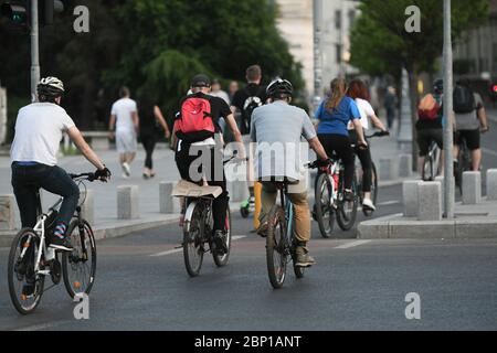 Bukarest, Rumänien - 16. Mai 2020: Radfahrer auf Calea Victoriei am zweiten Tag der Alarmbereitschaft durch die COVID-19-Pandemie Stockfoto