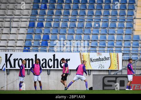 FILED - 17. Mai 2020, Nordrhein-Westfalen, Bielefeld: Fußball, 2. Bundesliga, DSC Arminia Bielefeld - VfL Osnabrück, 26. Spieltag, Schüco-Arena: Die Ersatzspieler aus osnabrück wärmen sich auf. Nach einer 65-tägigen Corona-Pause rollt der Ball in der Bundesliga wieder. Die Spiele werden ohne Zuschauer stattfinden. Foto: Stuart Franklin/Getty/POOL/dpa - WICHTIGER HINWEIS: Gemäß den Bestimmungen der DFL Deutsche Fußball Liga und des DFB Deutscher Fußball-Bund ist es verboten, im Stadion und/oder aus dem in Form von Sequenzen aufgenommenen Spiel auszubeuten oder ausgebeutet zu haben Stockfoto