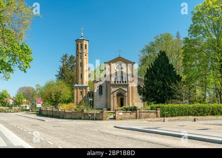 Die historische Kirche in Caputh, Brandenburg, Deutschland bei strahlendem Sonnenschein Stockfoto