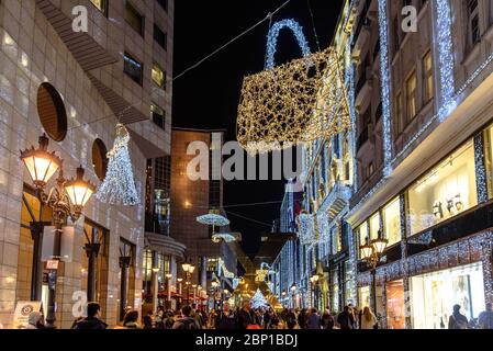 Menschen, die entlang der Fashion Street in Budapest spazieren, dekoriert zu Weihnachten mit dem Kempinski Hotel Corvinus Budapest Stockfoto