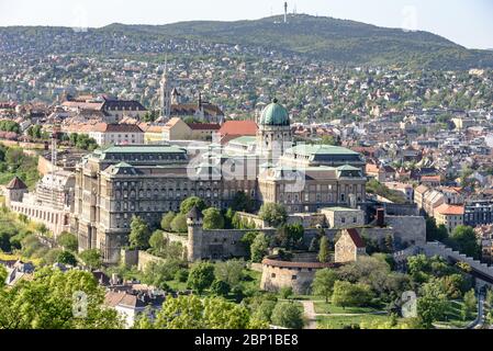 Der Königspalast im Burgviertel mit den Budaer Hügeln im Hintergrund von Süden aus gesehen Stockfoto