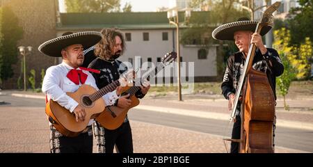 Mexikanische Musiker spielen Musikinstrumente in der Stadt. City Street im Sommer. Stockfoto