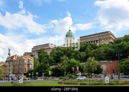 Der ungarische Königspalast und die Nationalgalerie vom Clark Adam Platz im Sommer Stockfoto