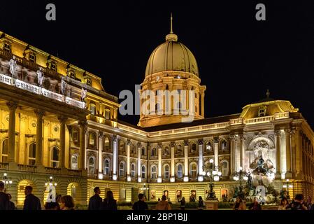 Der ungarische Königspalast während der Nacht der Museen Stockfoto