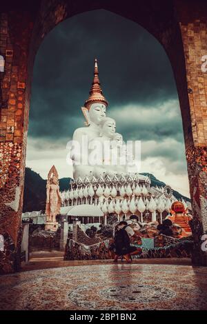 Reisende Backpacker sind Foto erstaunliche Thailand Tempel in Asien. Asiatische Kultur, Religion und beliebtes Reiseziel in Asien Stockfoto