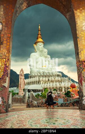 Reisende Backpacker sind Foto erstaunliche Thailand Tempel in Asien. Asiatische Kultur, Religion und beliebtes Reiseziel in Asien Stockfoto