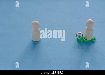 Menschen Figuren spielen Fußball. Konzept der aggressiven Angriffsstrategie, Teamspiel, Schutz Ihrer Interessen Stockfoto