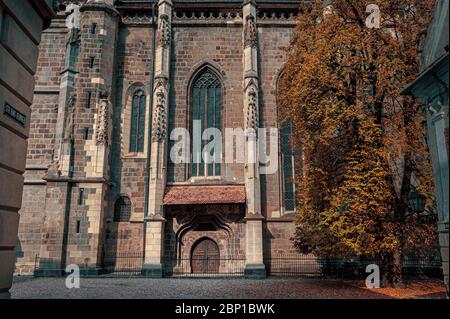 Schwarze Kirche (Biserica Neagră) Brasov Siebenbürgen Rumänien Europa. Am späten Nachmittag. Außenansicht bei Sonnenuntergang Stockfoto