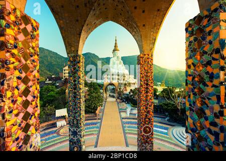 Erstaunlicher Thailand Tempel Wat Phra thart Pha Sorn Kaew in Asien mit großer Buddha-Statue auf Hintergrund Landschaft dramatische wolkigen Himmel bei Sonnenuntergang. Wunderschönes Lan Stockfoto