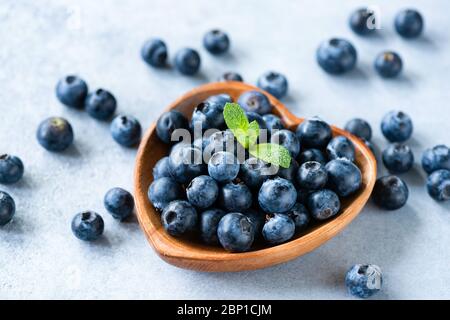 Frische saftige Heidelbeeren in herzförmiger Holzschale. Supernahrungsmittel Beeren Stockfoto