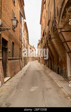 Gemütliche schmale Straße in Ferrara, Emilia-Romagna, Italien. Stockfoto