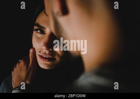 Thoughfull Frau und Mann berühren ihr Gesicht Stockfoto