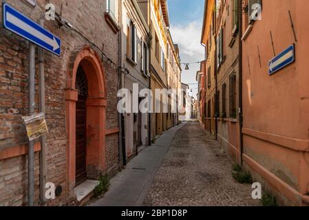 Gemütliche schmale Straße in Ferrara, Emilia-Romagna, Italien. Stockfoto