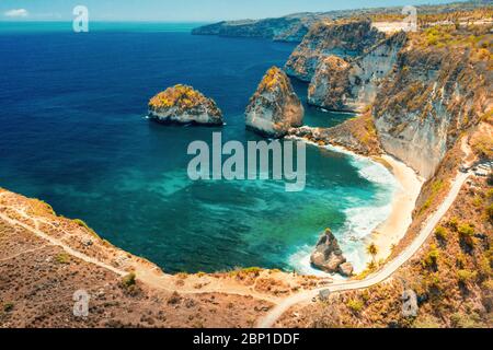 Luftaufnahme Naturlandschaft Diamond Beach – schönster Strand auf Nusa Penida in Bali. Indonesien. Stockfoto