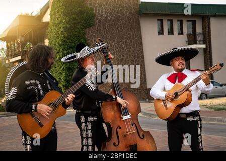 Mexikanische Musiker spielen Musikinstrumente in der Stadt. City Street im Sommer. Stockfoto