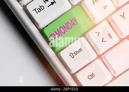 Textzeichen, das Montag anzeigt. Businessfototext am Tag der Woche nach Sonntag und vor dem Dienstagstag des Mondes Stockfoto