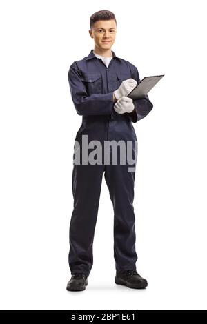 Das Ganzkörperportrait eines Mechanikers in der einheitlichen Schrift auf dem Clipboard isoliert auf dem weißen Hintergrund Stockfoto