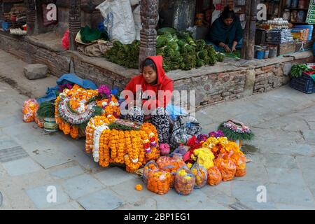 Kathmandu, Nepal - 25. November 2016: Nepalesische Frau verkauft Blumenkränze in der Kathmandu Straße. Stockfoto