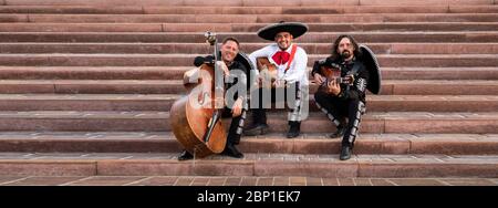 Mexikanische Musiker spielen Musikinstrumente in der Stadt. City Street im Sommer. Stockfoto