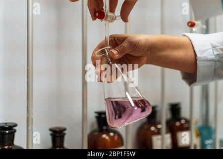 Laborbecher im Test, chemische Reaktion, Nahaufnahme. Stockfoto