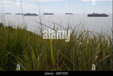 Von links nach rechts, die Cunard Cruise Liner Queen Mary 2 neben den P&O Kreuzfahrtschiffen Aurora, Arcadia, Britannia und Azura und das Cunard Kreuzfahrtschiff Queen Victoria am Liegeplatz in Weymouth Bay. 6 Schiffe, darunter 5 Kreuzfahrtschiffe von P&O und Cunard und Cunard's Ocean Liner Queen Mary 2 haben in Weymouth Bay festgemacht, während die Kreuzfahrten wegen Coronavirus verschoben oder storniert werden. Stockfoto