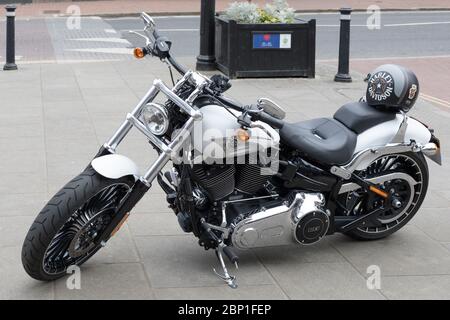EAST GRINSTEAD, WEST SUSSEX/UK - MAI 17 : Harley Davidson Motorrad geparkt in East Grinstead, West Sussex am 17. Mai 2020 Stockfoto
