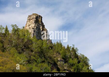 Zuckerhut - EINE Felsformation auf einem Hügel im Frühjahr. Stockfoto