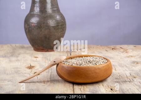 Ungeschälte RohHafer in einem Holzteller auf einem Holztisch Stockfoto