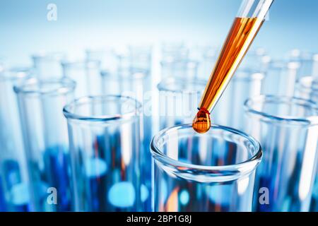 Nahaufnahme der Reagenzgläser mit orangefarbener oder blauer Flüssigkeit. Tropfendes Glas mit einem orangefarbenen Tropfen oben. Prüflabor, SARS-CoV-2-Test, chemische Testfaci Stockfoto