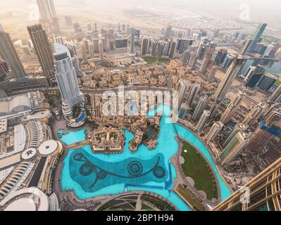 Blick auf den Dubai Fountain und die Innenstadt vom Burj Khalifa am frühen Morgen, Vereinigte Arabische Emirate. Stockfoto