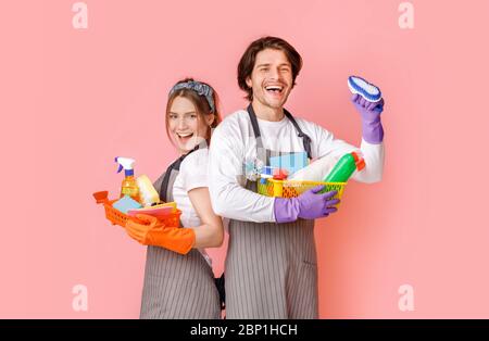 Portrait Von Positiven Professionellen Reinigungsgeräten Team Mit Haushaltszubehör In Den Händen Stockfoto