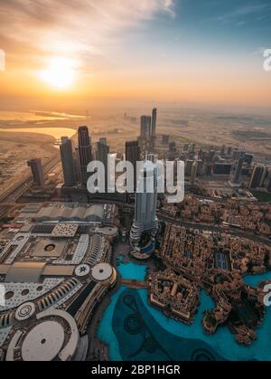 Von oben aus hat man einen Blick auf den berühmten Springbrunnen-Pool von Dubai, der am Morgen vom höchsten Turm der Welt aus zu sehen ist. Stockfoto