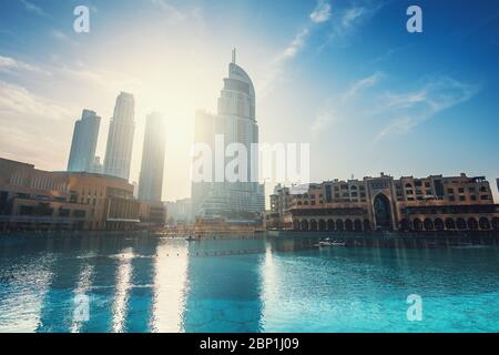 Downtown Dubai District mit Hochhäusern in Sonnenaufgangslicht und Pool. Vereinigte Arabische Emirate, VAE. Stockfoto