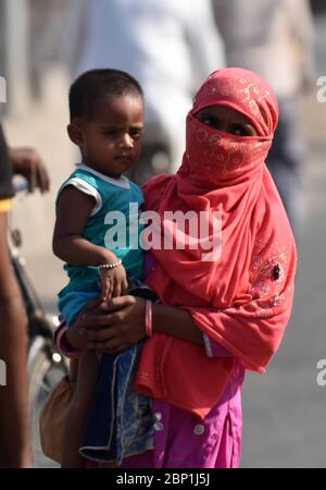 Rewa, Madhya Pradesh, Indien. Mai 2020. Rewa (Madhya Pradesh): Migranten gehen am 17. Mai 2020 in Rewa in Madhya Pradesh zu ihren Heimatdörfern in Uttar Pradesh, während einer landesweiten Blockierung als Präventivmaßnahme gegen Coronavirus. Kredit: Prabhat Kumar Verma/ZUMA Wire/Alamy Live News Stockfoto